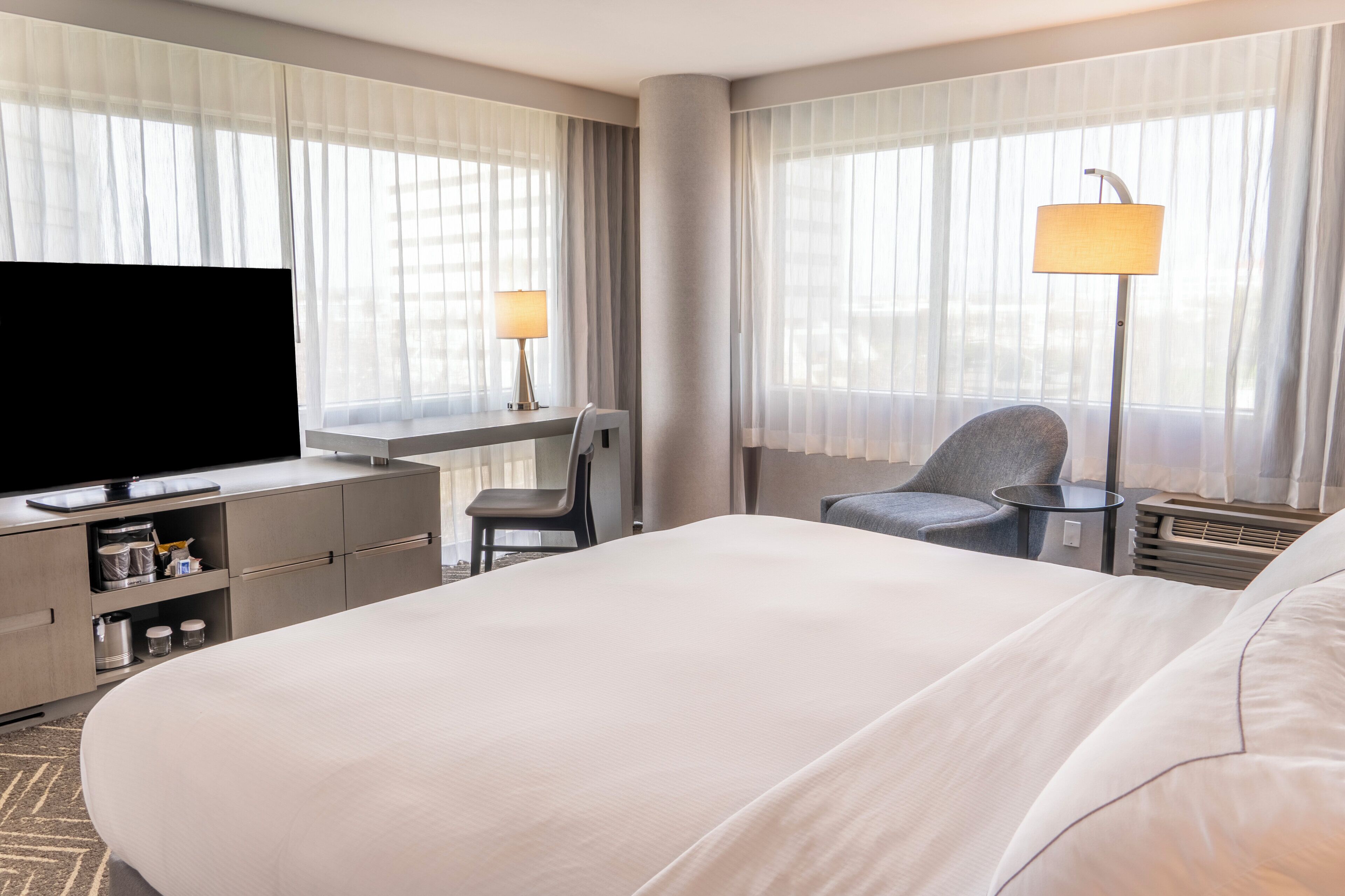 Chambre Prestige, 1 très grand lit, en coin | Coffre-fort pour ordinateur portable, ameublement unique, bureau