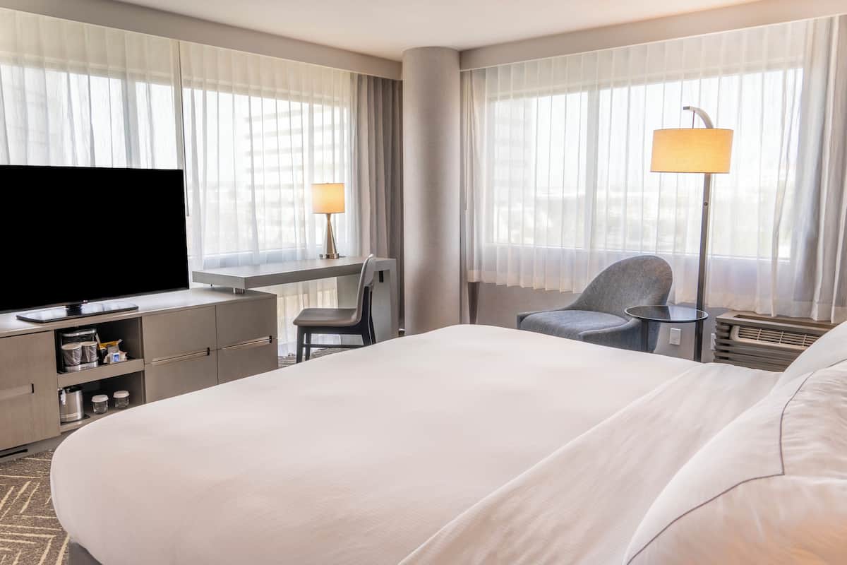 Chambre Prestige, 1 trĂšs grand lit, en coin | Coffre-fort pour ordinateur portable, ameublement unique, bureau