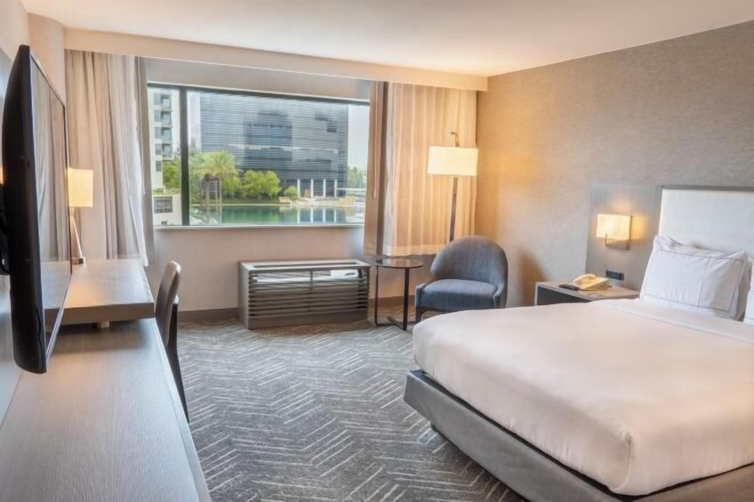 Caja de seguridad en la habitación, muebles diferentes y escritorio 