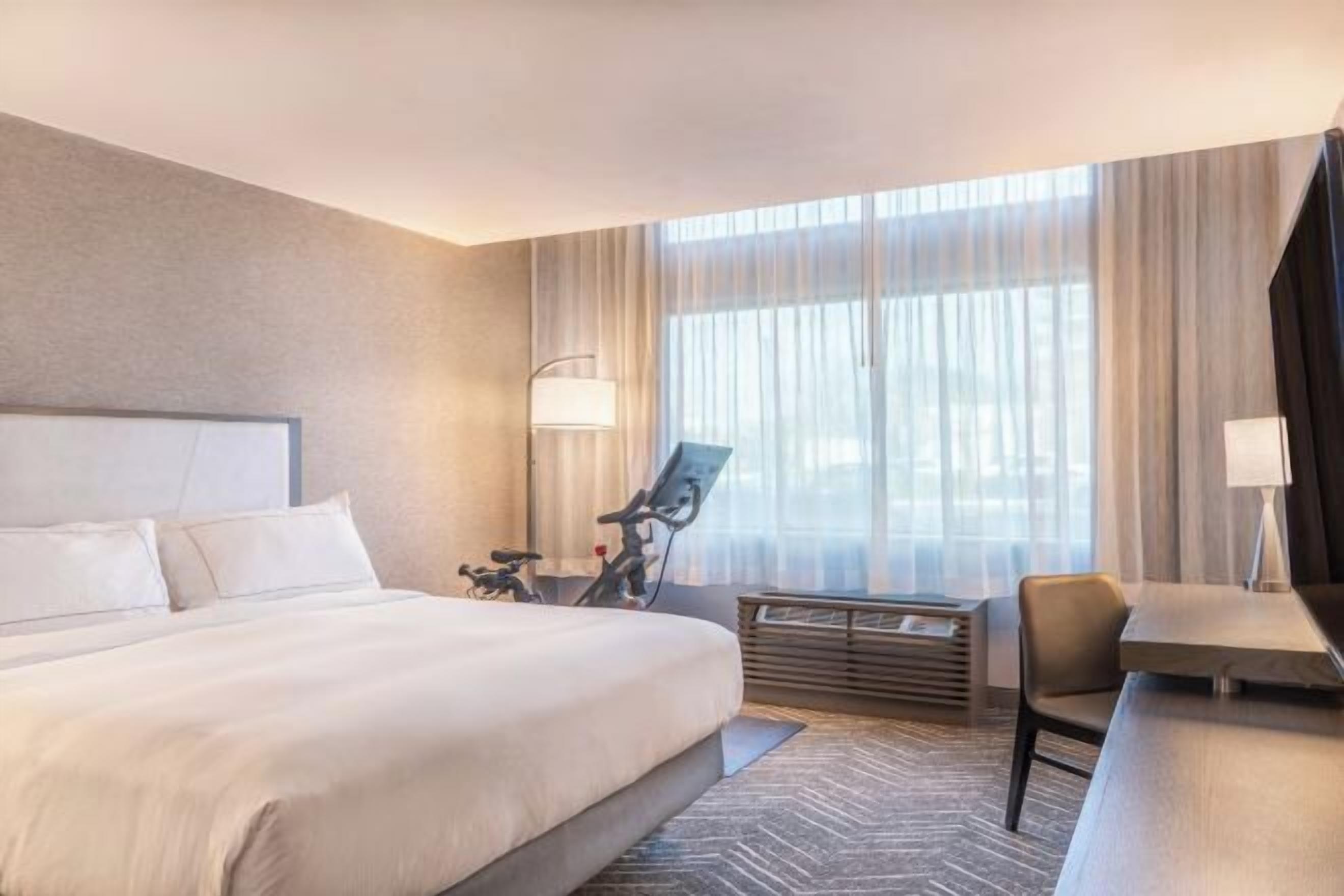 Caja de seguridad en la habitación, muebles diferentes y escritorio 