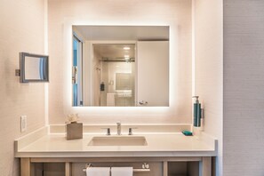 Suíte, 1 quarto, vista para o lago | Banheiro | Chuveiro, secador de cabelo, toalhas de banho, sabonete