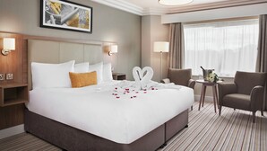 Hypo-allergenic bedding available, in-room safe, desk, laptop workspace - Leonardo Hotel and Conference Venue Hinckley Island (Hinckley)