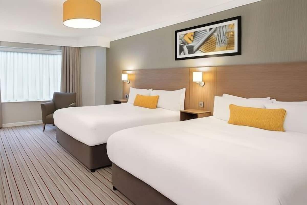 Peralatan tempat tidur hipoalergenik, peti besi dalam bilik, meja
