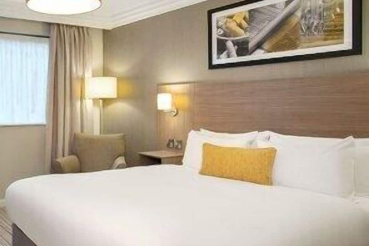 Ropa de cama hipoalergénica y caja de seguridad en la habitación