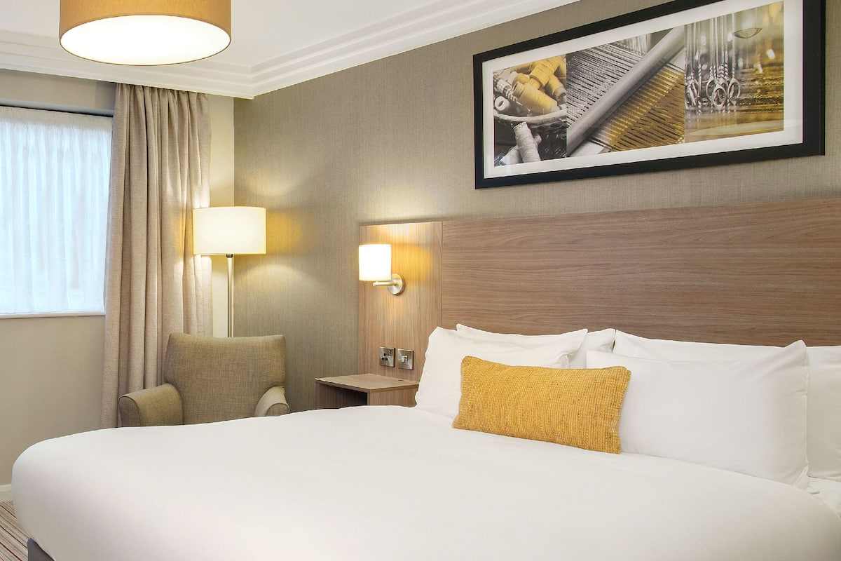 hypo-allergenic bedding, in-room safe, desk, laptop workspace