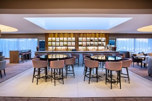 2 bars/lounges
