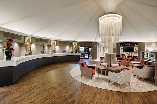 2 bars/lounges