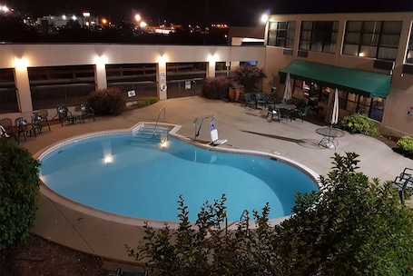 Una piscina al aire libre de temporada