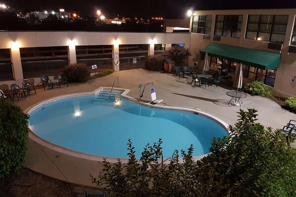 Una piscina al aire libre de temporada