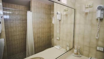 Een douche, milieuvriendelijke toiletartikelen, een haardroger