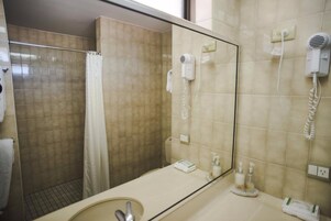 Ducha, artículos de higiene personal ecológicos y secador de pelo