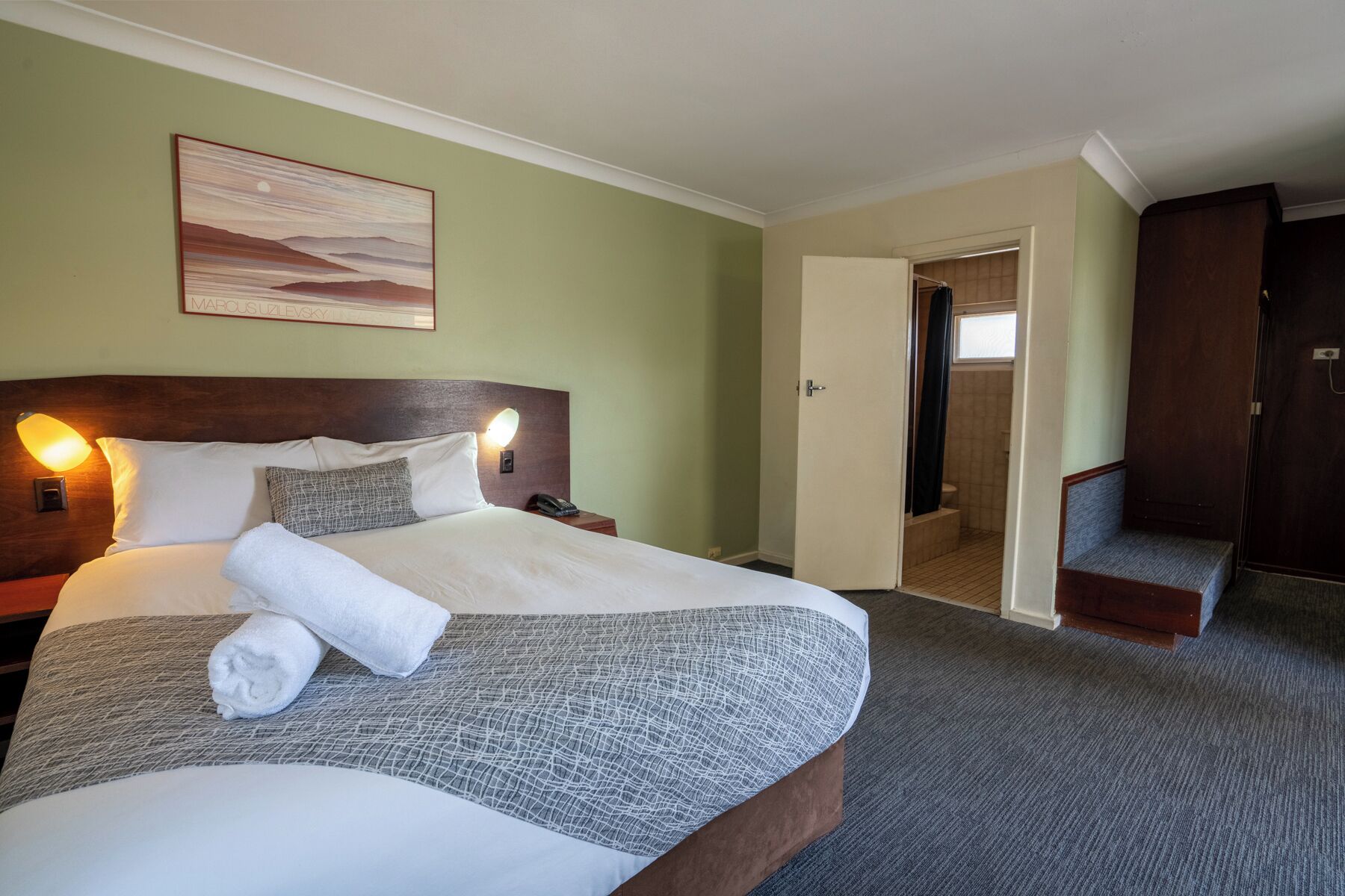 executive room, 1 queen bed | desk, blackout curtains, iron/ironing board, free cots/infant beds