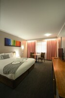 Escritorio, cortinas blackout y tabla de planchar con plancha 