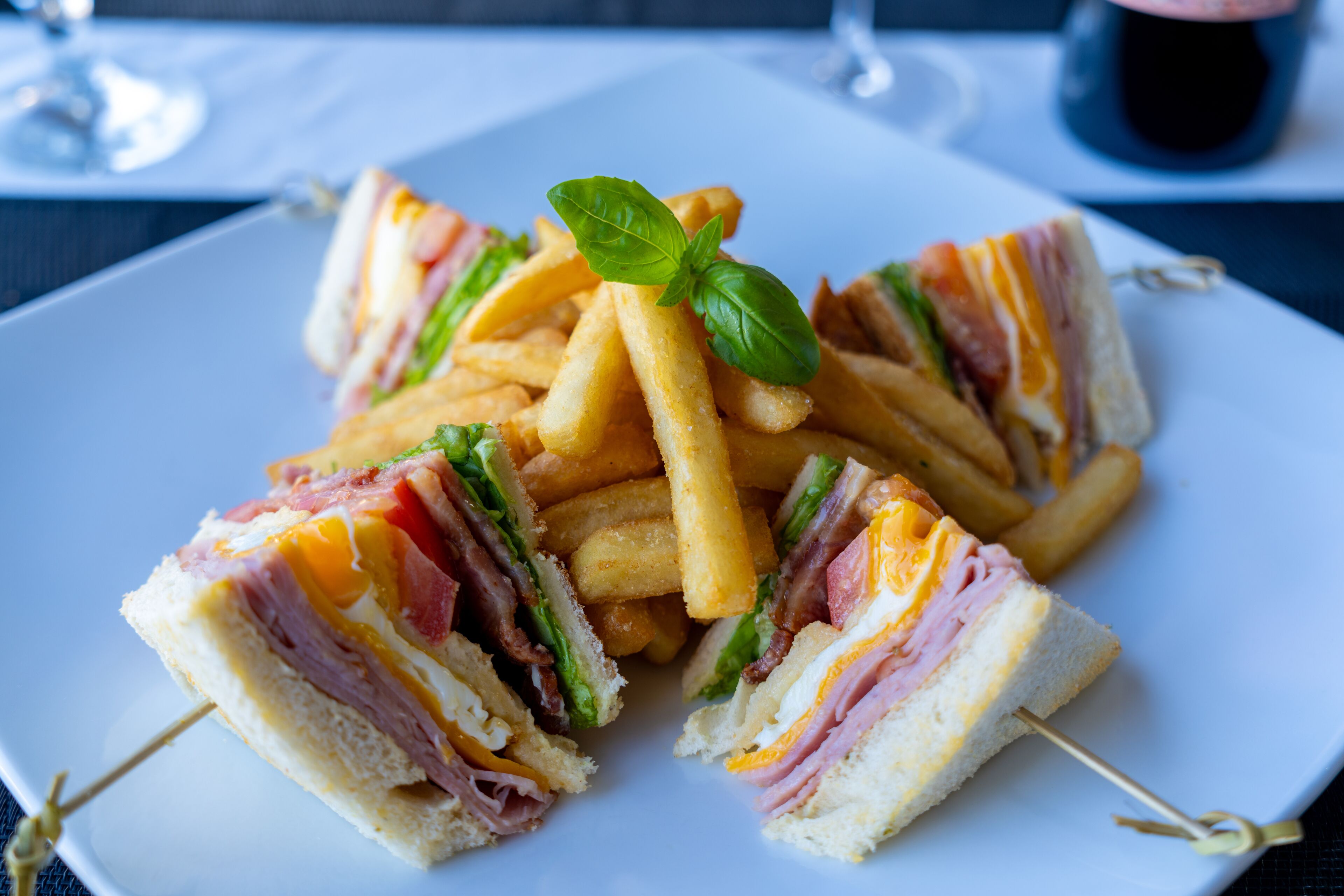 Um prato de sanduíches e batatas fritas.