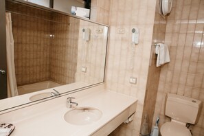 Douche, articles de toilette gratuits, sèche-cheveux