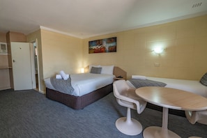 Chambre Standard, 1 grand lit | Bureau, rideaux d’obscurcissement, fer et planche à repasser
