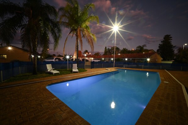 Una piscina al aire libre