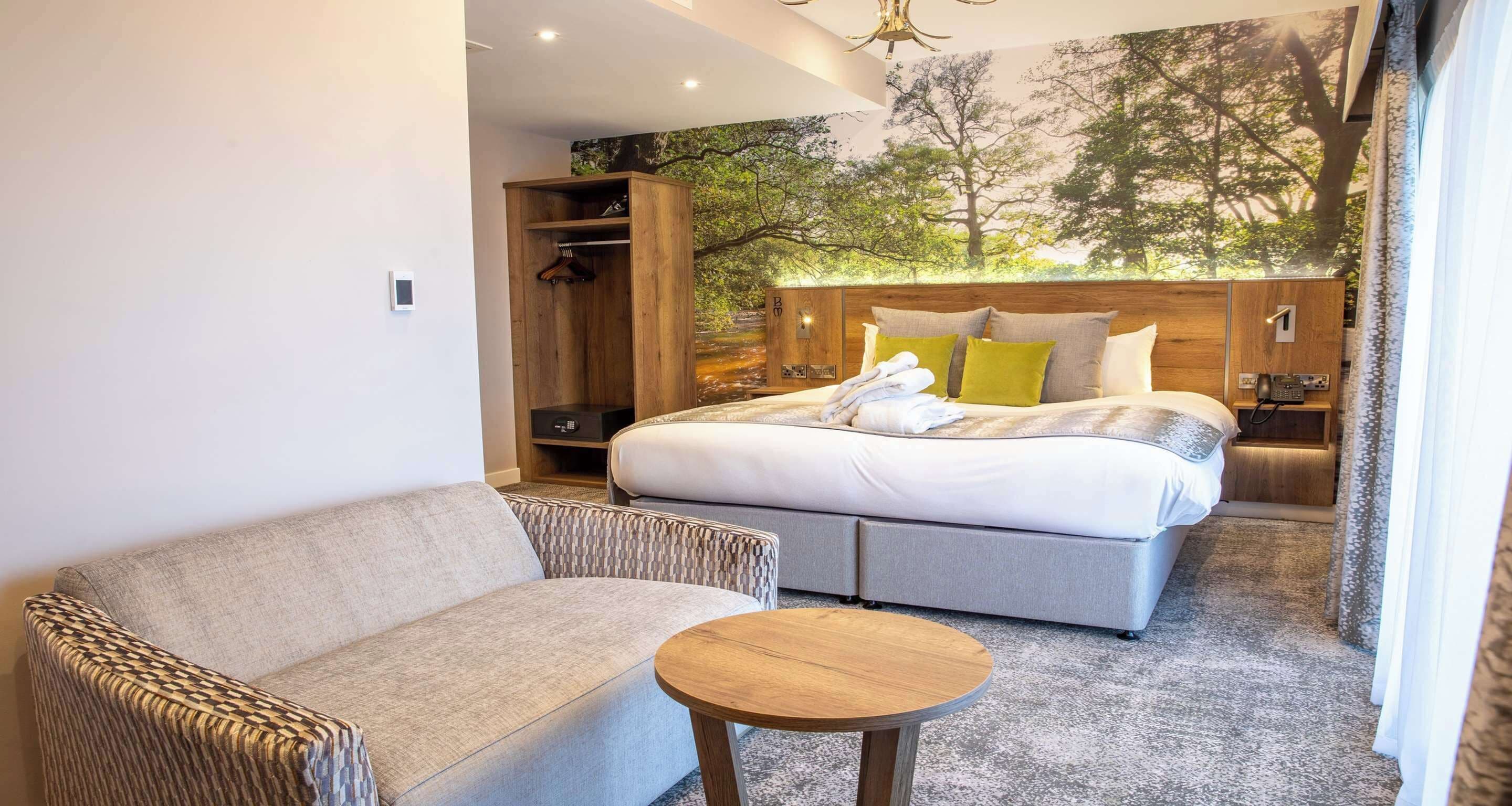 Suite Junior, 1 letto king, balcone, vista giardino | Una cassaforte in camera, con stile personalizzato, ferro/asse da stiro