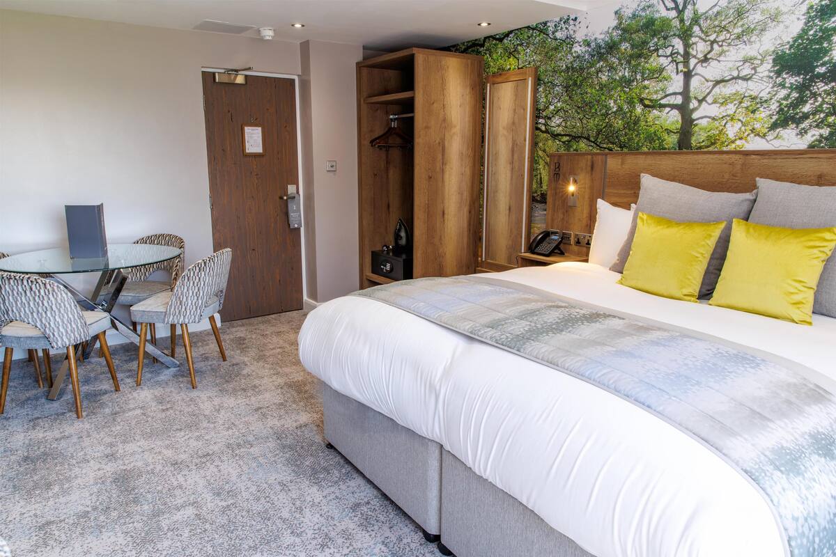 Suite, 1 King Bed, Non Smoking, Garden View (Converts to 2 Twin Beds;w/ Sofabed) | In-room safe, iron/ironing board, free WiFi, individually decorated