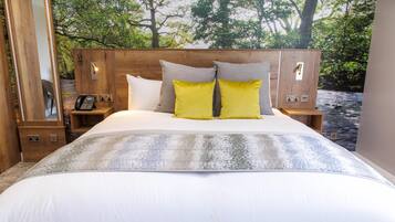 Suite, 1 King-Bett, Nichtraucher, Gartenblick (Converts to 2 Twin Beds;w/ Sofabed) | Zimmersafe, individuell dekoriert, Bügeleisen/Bügelbrett