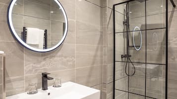 Suite, 1 cama King size, para no fumadores (Converts to 2 Twin Beds) | Baño | Tina con regadera, amenidades de baño gratuitas, secadora de cabello