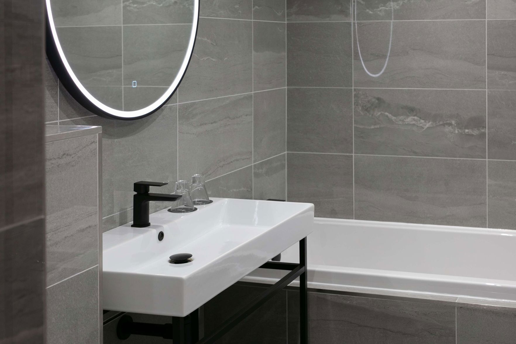 Baño | Ducha y bañera combinadas y artículos de higiene personal gratuitos