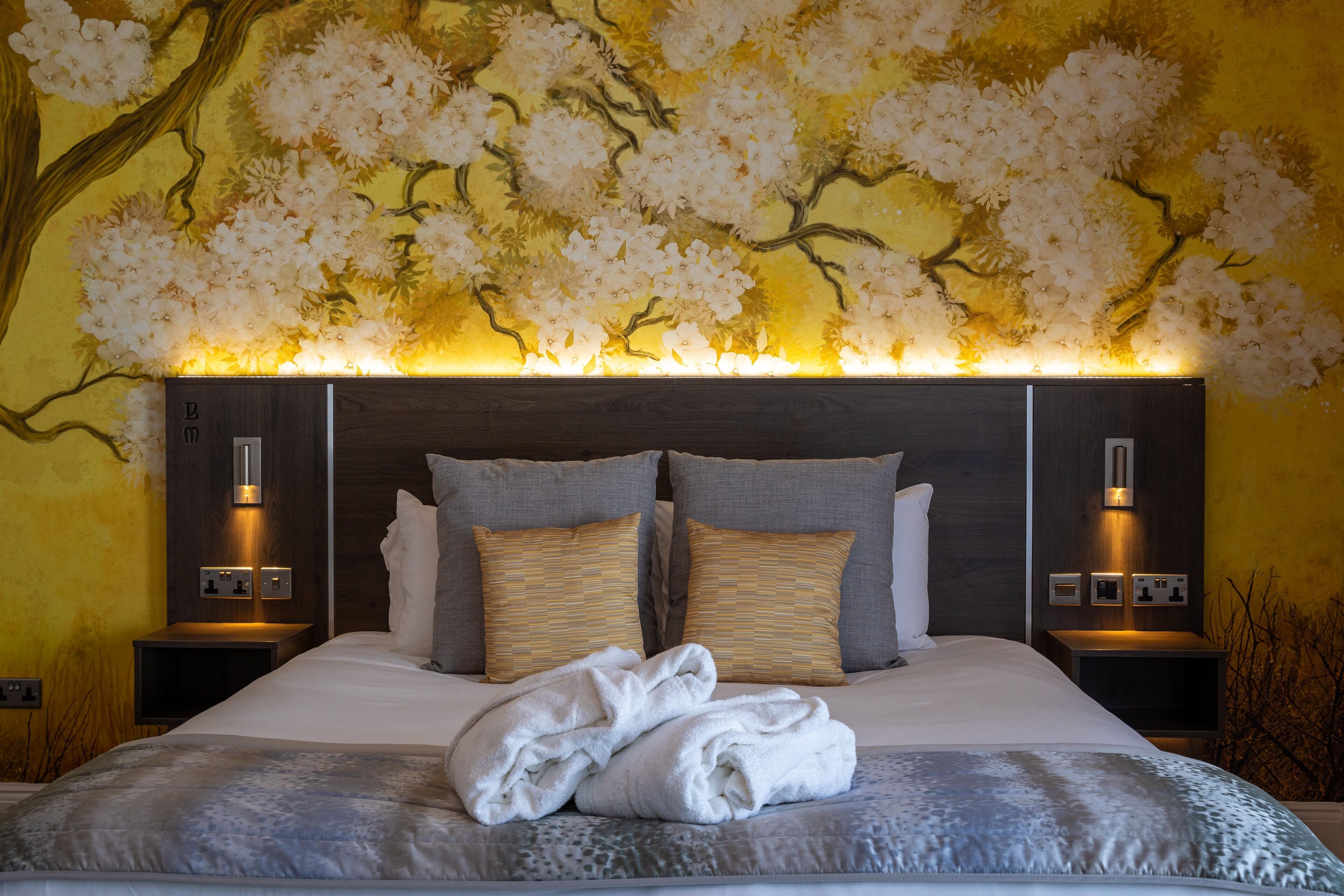 suite, 1 king bed, non smoking (converts to 2 twin beds) | 1 bedroom, in-room safe, individually decorated, iron/ironing board