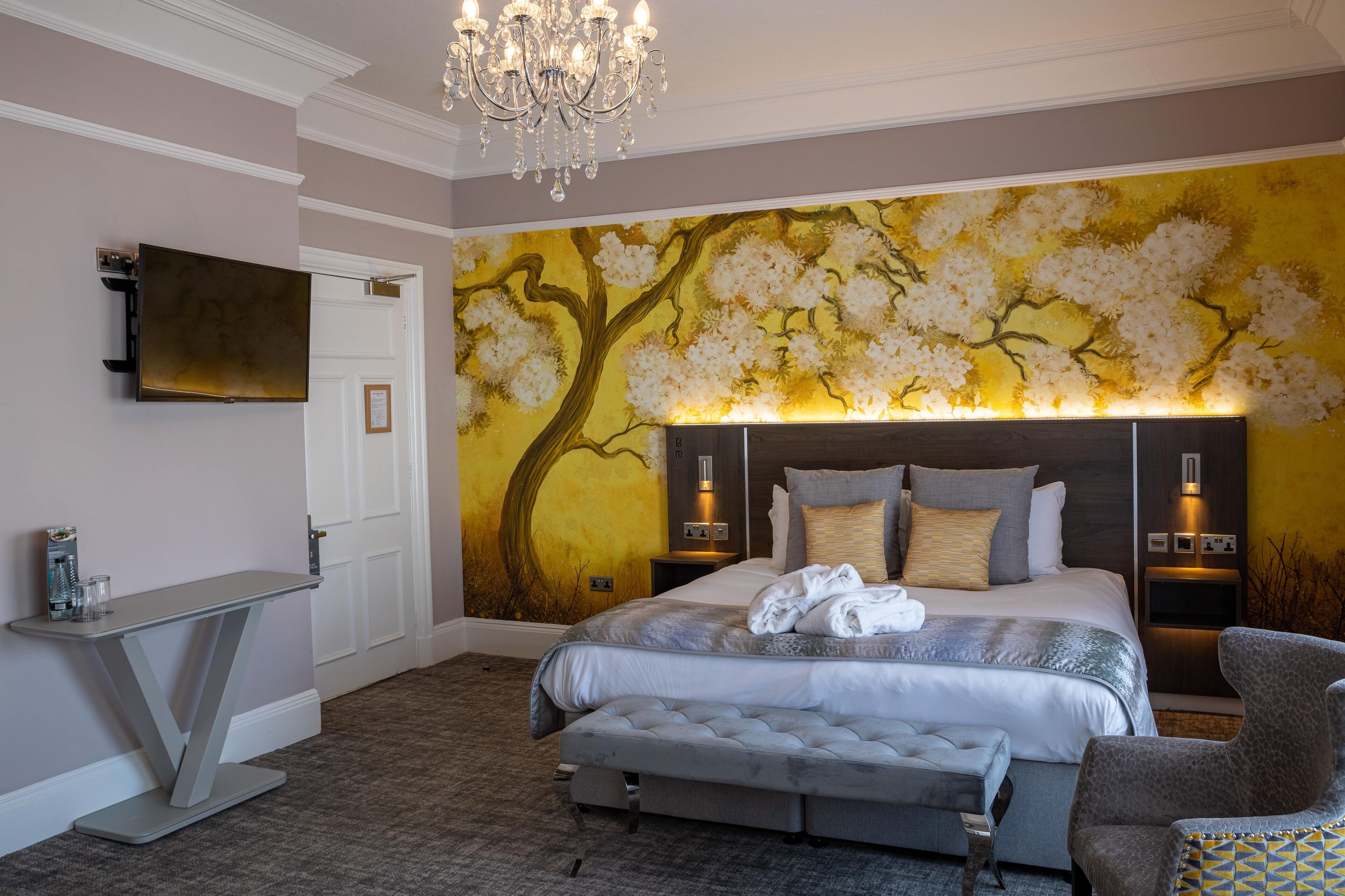 suite, 1 king bed, non smoking (converts to 2 twin beds) | 1 bedroom, in-room safe, individually decorated, iron/ironing board