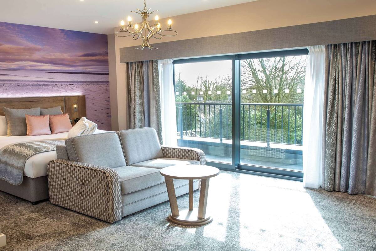 Junior Suite, 1 King Bed, Balcony, Garden View | In-room safe, iron/ironing board, free WiFi, individually decorated