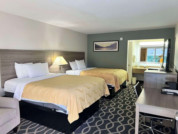 Camera, 2 letti queen, non fumatori | Una scrivania, ferro/asse da stiro, Wi-Fi gratuito, lenzuola