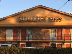 A building with a sign that reads "Quality Inn."