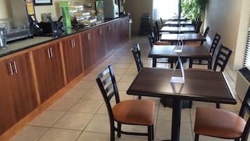 Esmorzar d'estil bufet gratuït