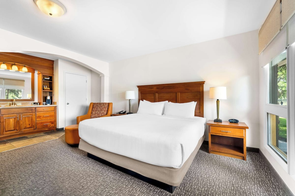 Individually decorated, individually furnished, desk, laptop workspace