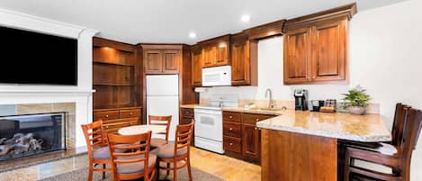 Suite, Plusieurs lits, foyer, vue sur le fleuve (with Sofabed) | 1 chambre, décor unique, ameublement unique, bureau