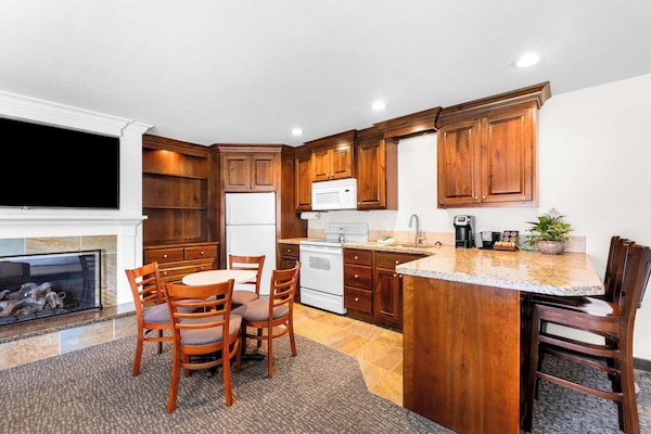 Suite, Multiple Beds, Fireplace, River View (with Sofabed)