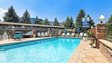 Outdoor pool, open 8:00 AM to 10:00 PM, pool umbrellas, sun loungers