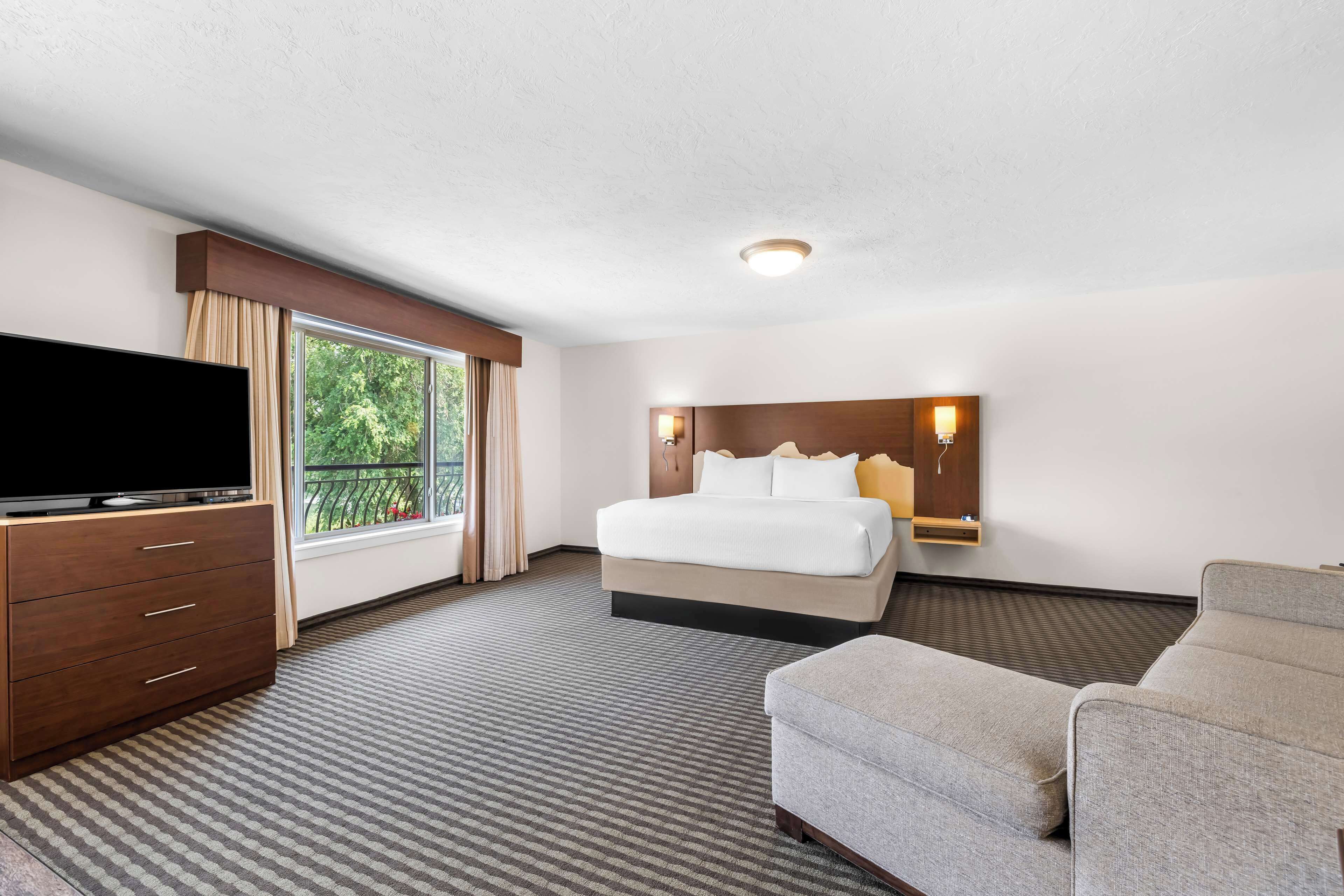 suite, 2 queen beds, kitchen, river view | 1 bedroom, individually decorated, individually furnished, desk