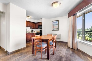 Suite, Multiple Beds, Jetted Tub, River View (Pet Friendly, Full Kitchen) | Individually decorated, individually furnished, desk, laptop workspace - Best Western Driftwood Inn (Idaho Falls)