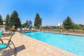 Outdoor pool, open 8:00 AM to 10:00 PM, pool umbrellas, pool loungers - Best Western Driftwood Inn (Idaho Falls)