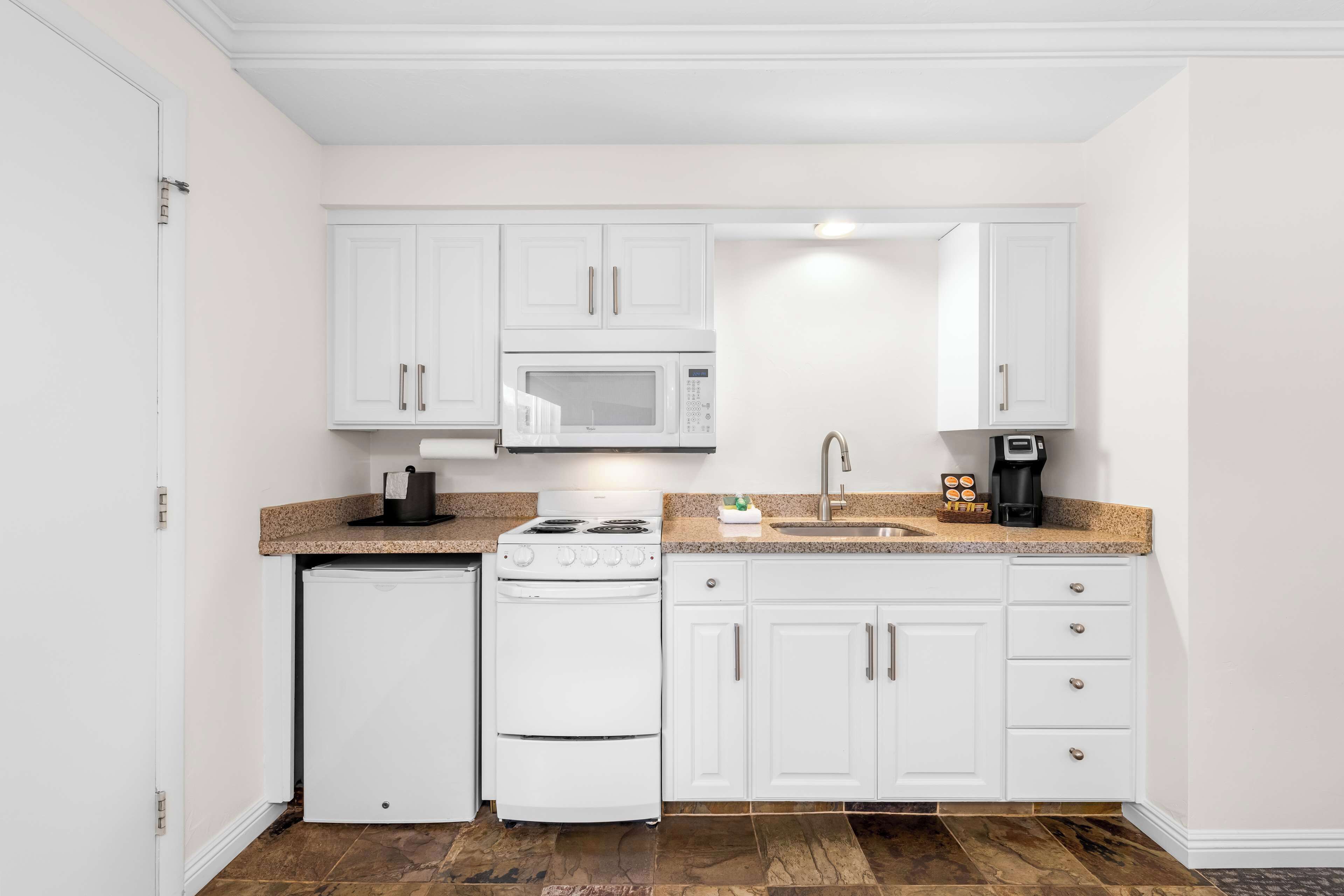 standard room, 1 queen bed, kitchen, river view | 1 bedroom, individually decorated, individually furnished, desk