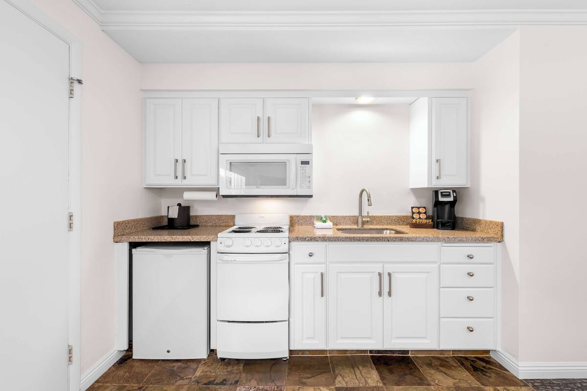 standard room, 1 queen bed, kitchen, river view | 1 bedroom, individually decorated, individually furnished, desk