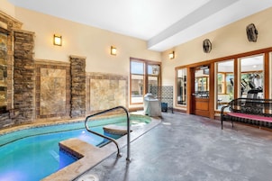 Una piscina al aire libre, sombrillas, sillones reclinables de piscina