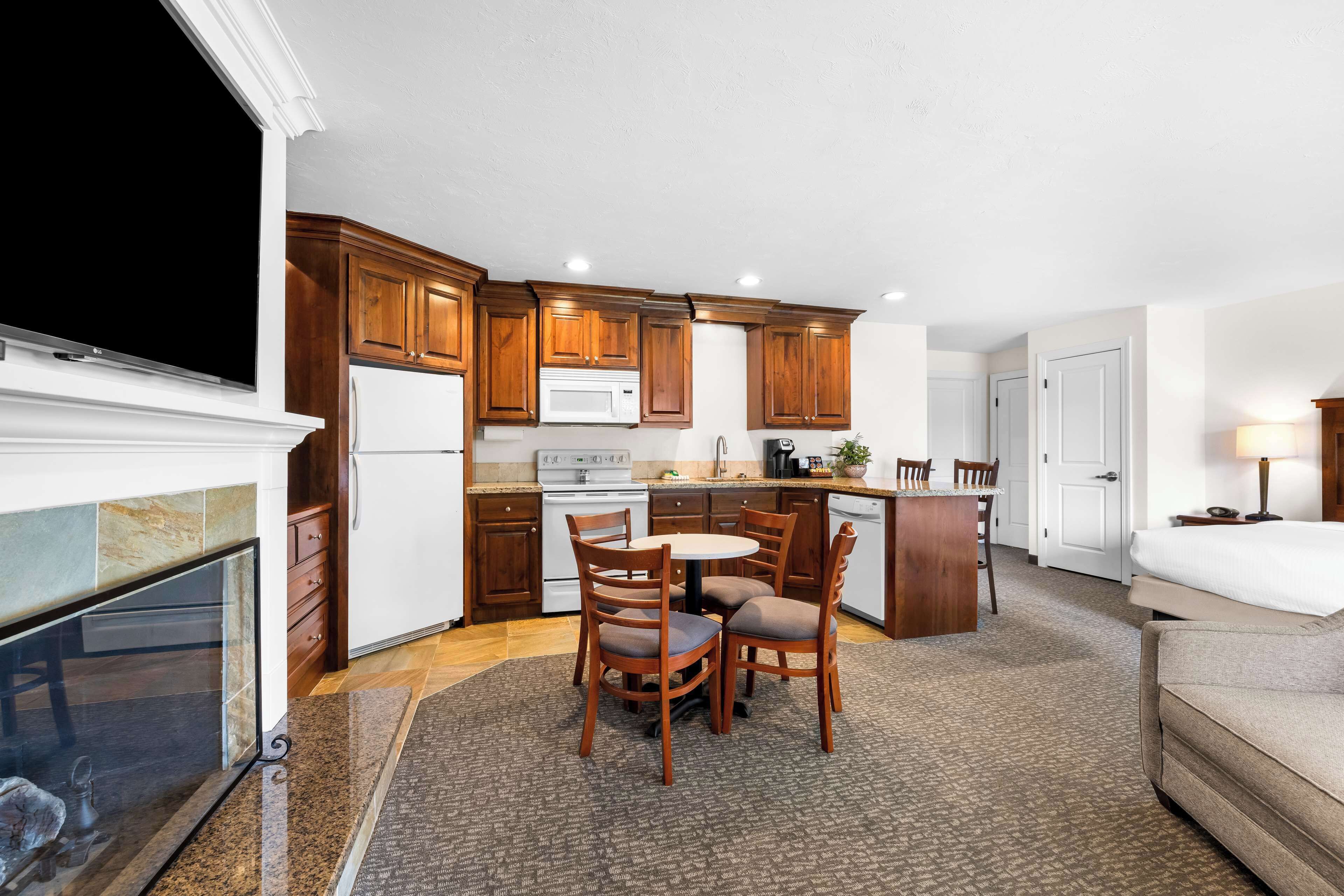 suite, multiple beds, fireplace, river view (with sofabed) | 1 bedroom, individually decorated, individually furnished, desk