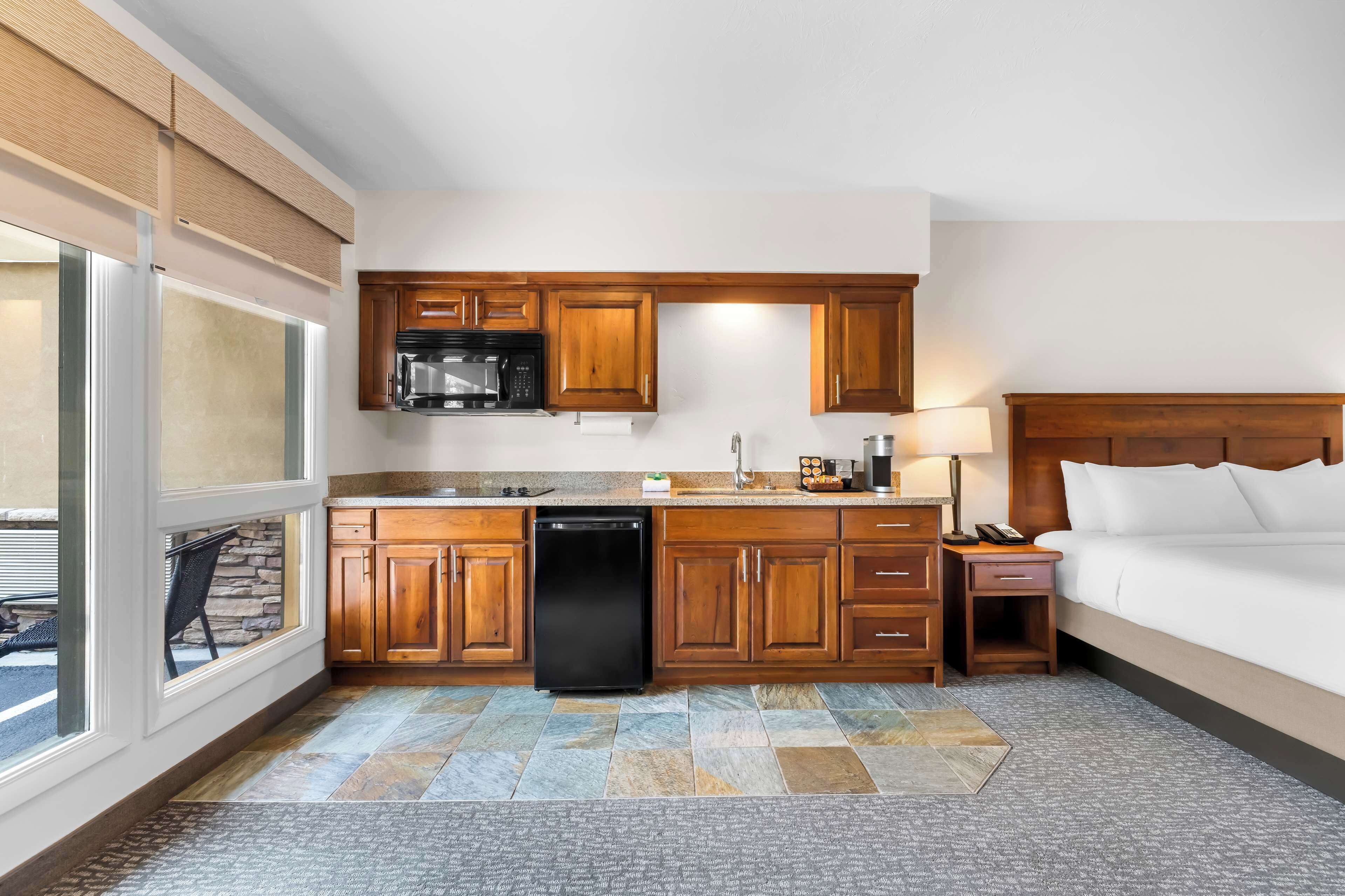 standard room, 1 king bed, kitchenette, river view | 1 bedroom, individually decorated, individually furnished, desk