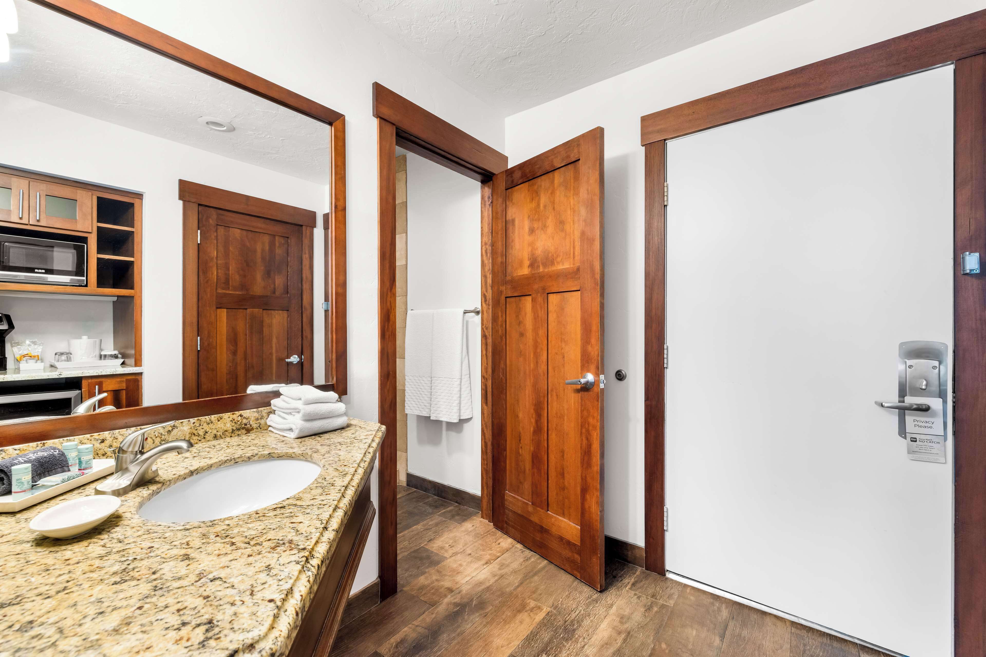 standard room, 1 king bed, balcony, river view | 1 bedroom, individually decorated, individually furnished, desk