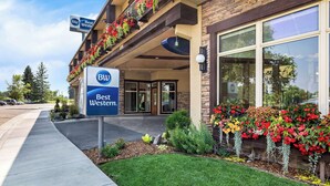 Entrada de un hotel con un letrero que dice "Best Western".