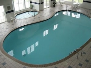 Una piscina cubierta