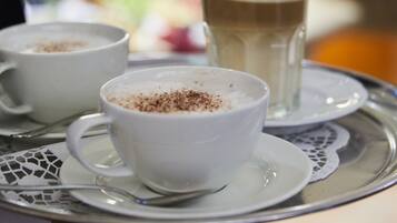 Una bandeja con dos tazas de café y un vaso de latte.