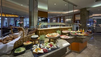 Petit-déjeuner buffet servi tous les jours en supplément