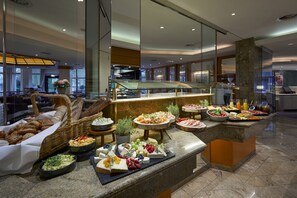 Desayuno buffet diario (EUR 20 por persona)